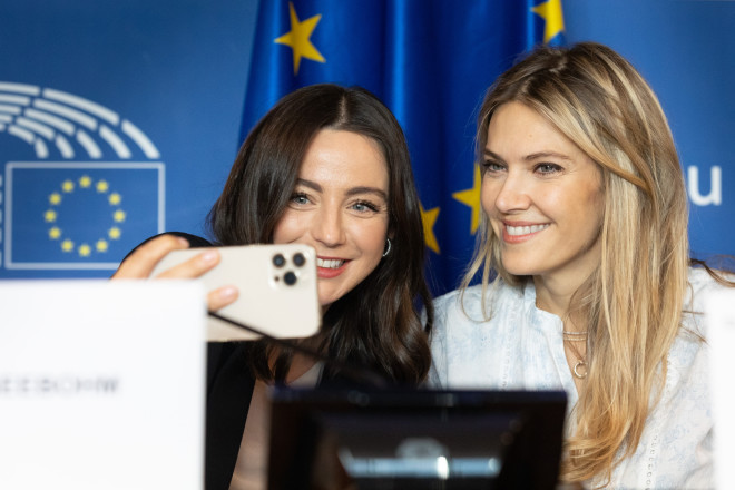 Η Εύα Καϊλή βγάζει selfie στην Ευρωβουλή/INTIMENEWS