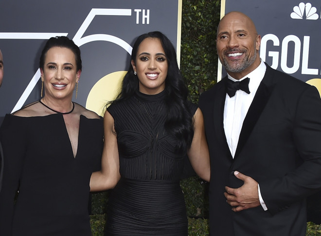 Χρυσές Σφαίρες 2018 - Δεξιά ο Dwayne Johnson, αριστερά η πρώην γυναίκα του, Dany Garcia και στη μέση η κόρη τους, Simone - Φωτογραφία AP