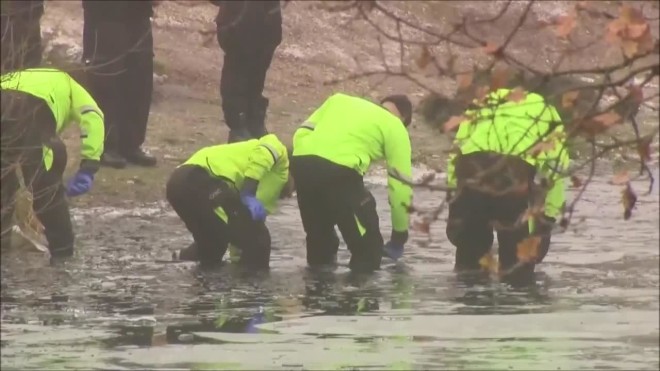Οι αστυνομικοί πραγματοποίησαν έρευνες στη λίμνη μήπως υπήρχαν κι άλλα παιδιά που έπεσαν μέσα - AP