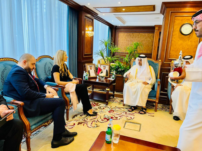 Η Εύα Καϊλή σε συνάντηση με εκπροσώπους του Κατάρ