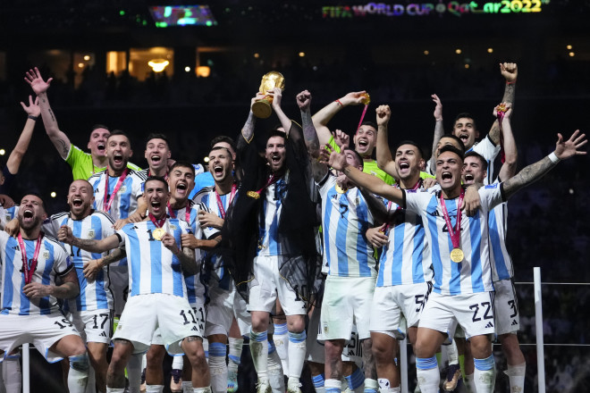 Η Αργεντινή σήκωσε το Παγκόσμιο Κύπελλο και το πανηγύρισε δεόντως - AP