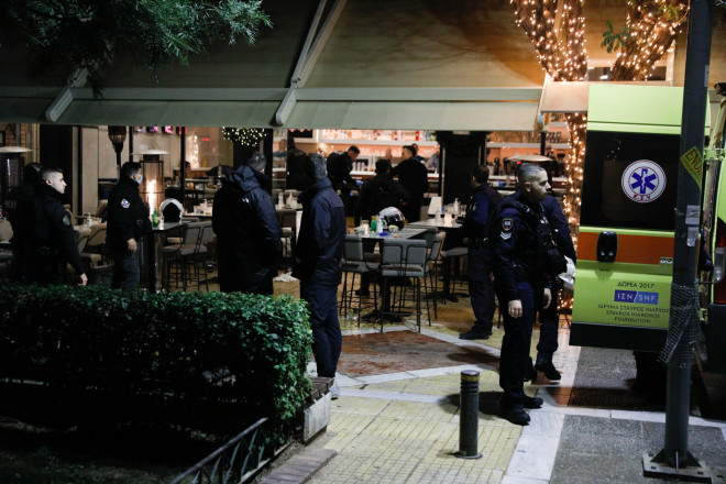 Άγνωστος εκτέλεσε με δύο σφαίρες στο κεφάλι έναν θαμώνα καφετέριας στην πλατεία της Νέας Σμύρνης - Eurokinissi