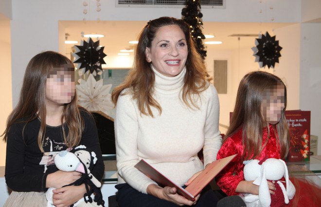 Θεοφανία Παπαθωμά: Παρουσίασε το βιβλίο της μαζί με τις κούκλες κόρες της