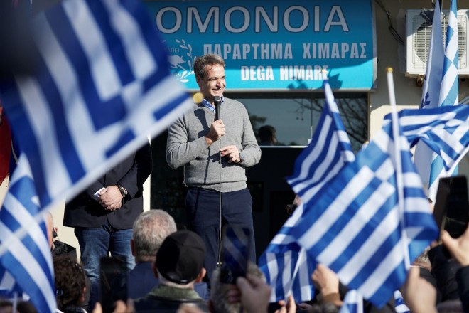 Θερμή υποδοχή με πλήθος από ελληνικές σημαίες επιφύλασσαν οι κάτοικοι της Χειμάρρας στον Κυριάκο Μητσοτάκη 