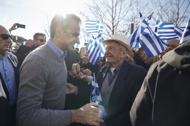 Στη Χειμάρρα ο Μητσοτάκης – Θερμή υποδοχή με ελληνικές σημαίες