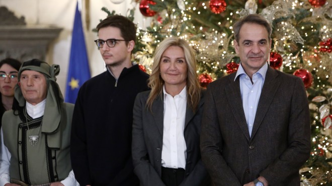 Χριστουγεννιάτικα κάλαντα από διάφορες περιοχές της Ελλάδας άκουσαν στο Μέγαρο Μαξίμου ο πρωθυπουργός Κυριάκος Μητσοτάκης