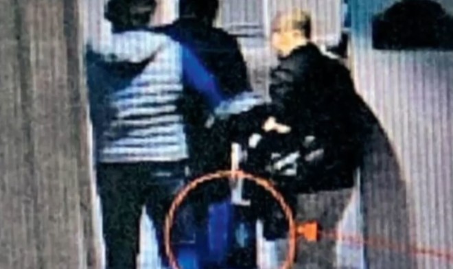 La Repubblica: φωτογραφίες Παντσέρι και Τζόρτζι με βαλίτσες με χρήματα