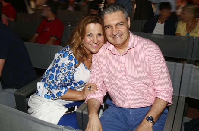 Η Δέσποινα Μοιραράκη με τον σύζυγό της, Γιάννη Κοντούλη, στο θέατρο Άλσος/ Φωτογραφία NDP 