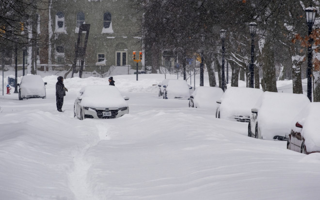 Δεκάδες οδηγοί έμειναν εγκλωβισμένοι στα χιόνια μέσα στα αυτοκίνητά τους για δύο μέρες - AP