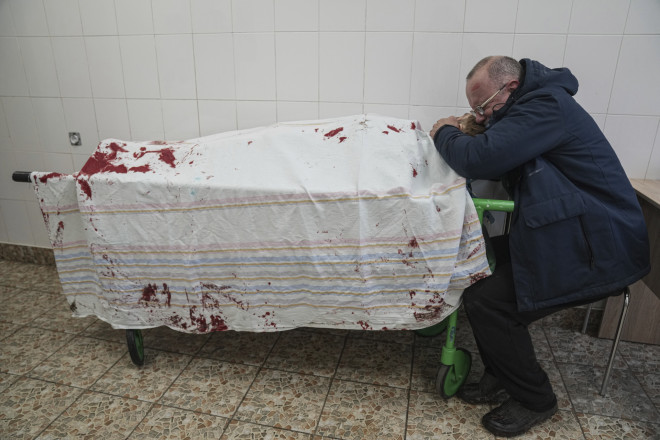 Ουκρανία: πατέρας κλαίει πάνω από το άψυχο σώμα του παιδιού του
