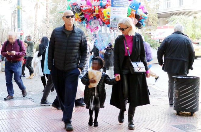 Η Χριστίνα Κοντοβά και ο Τζώνη Καλημέρης με την κόρη τους Έιντα στο κέντρο της Αθήνας: