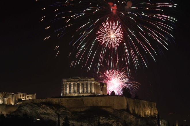 Ο Δήμος Αθηναίων υποδέχθηκε τη νέα χρονιά με μια μεγάλυ γιορτή στο Σύνταγμα