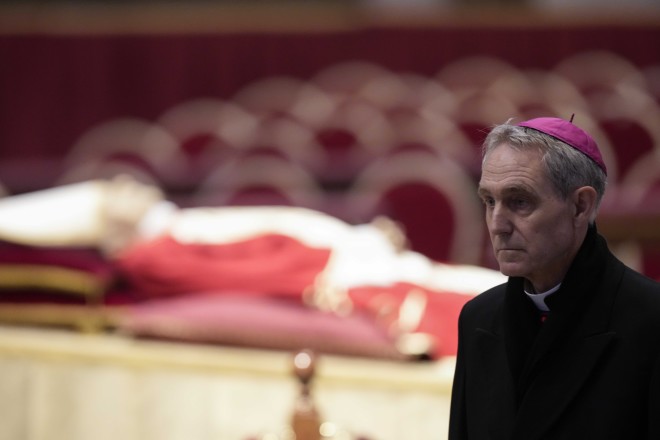 Η σορός του επίτιμου Πάπα Βενέδικτου ΙΣΤ' θα παραμείνει σε λαϊκό προσκύνημα έως την Τετάρτη - AP