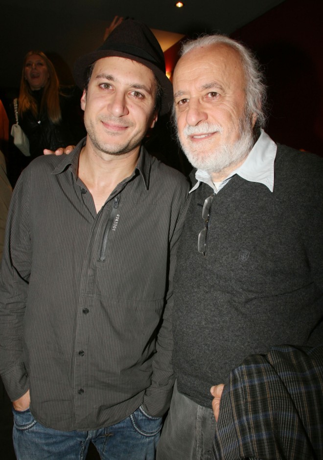 Ο Χάρης Μαυρουδής με τον πατέρα του, Νότη, σε θεατρική πρεμιέρα το 2011