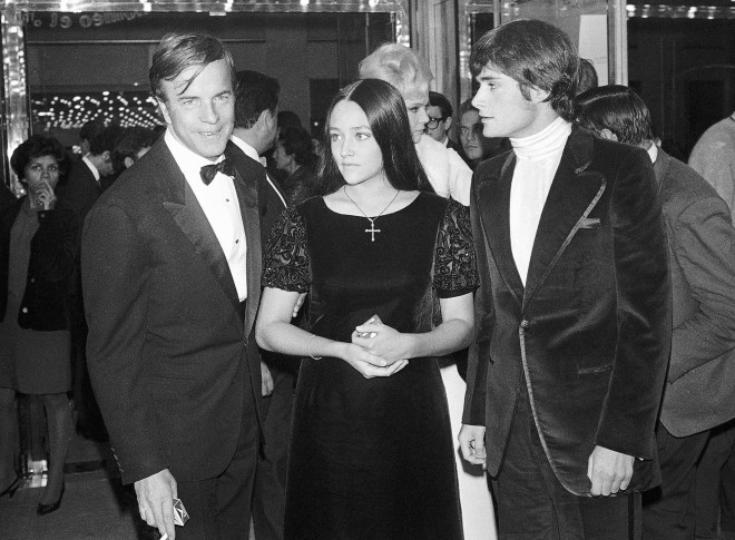 Φράνκο Τζεφιρέλι, Ολίβια Χάσεϊ και Λέοναρντ Γουάιτινγκ στην πρεμιέρα της ταινίας στο Παρίσι το 1968 