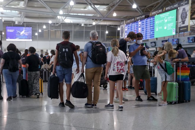 τουρίστες σε ελληνικό αεροδρόμιο 