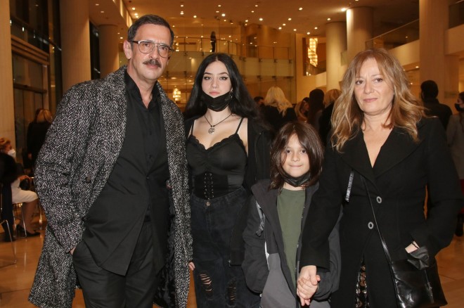 Ο Λεωνίδας Κακούρης με τη σύζυγό του Άννα Μιχαήλου και τις κόρες τους στην επίσημη προβολή της ταινίας «Σμύρνη μου Αγαπημένη» στο Μέγαρο Μουσικής/ Φωτογραφία NDP
