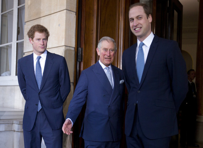 Ο Βασιλιάς Κάρολος με τους πρίγκιπες William και Harry 
