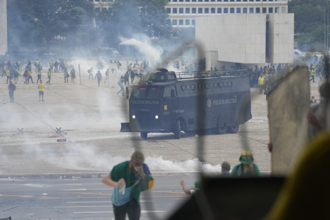 Σύμμαχοι του Μπολσονάρο καταδίκασαν τα επεισόδια στη Μπραζίλια - AP
