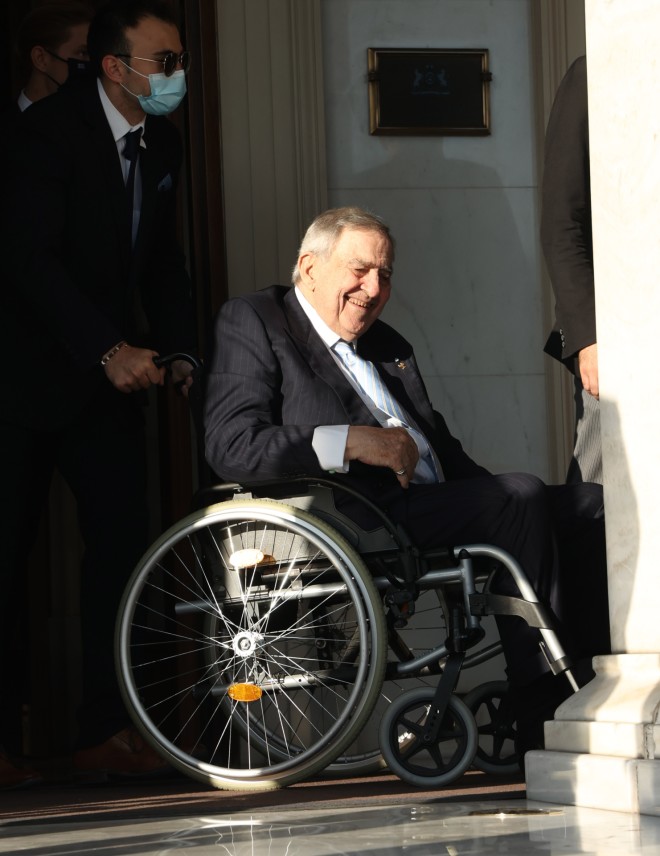 Ο τέως βασιλιάς Κωνσταντίνος σε αναπηρικό αμαξίδιο