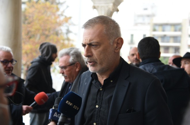 Ο δήμαρχος Πειραιά Γιάννης Μώραλης στην κηδεία του δημοσιογράφου Παναγιώτη Τζένου