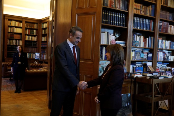 Ο Κυριάκος Μητσοτάκης είχε την πρώτη του συνάντηση με την Κατερίνα Σακελλαροπούλου για τη νέα χρονιά