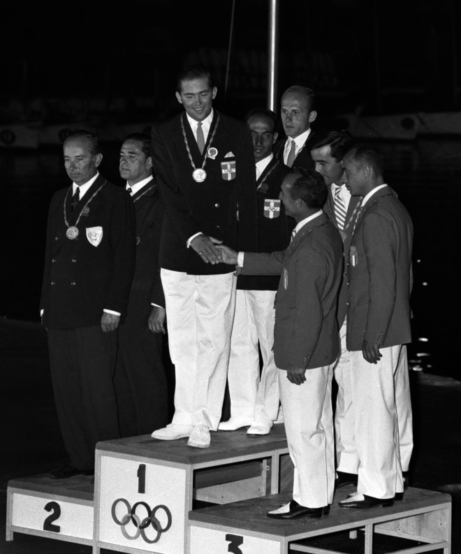 Ο τέως βασιλιάς Κωνσταντίνος κερδίζει το χρυσό μετάλλιο στους Ολυμπιακούς Αγώνες το 1960 στην Ιταλία 
