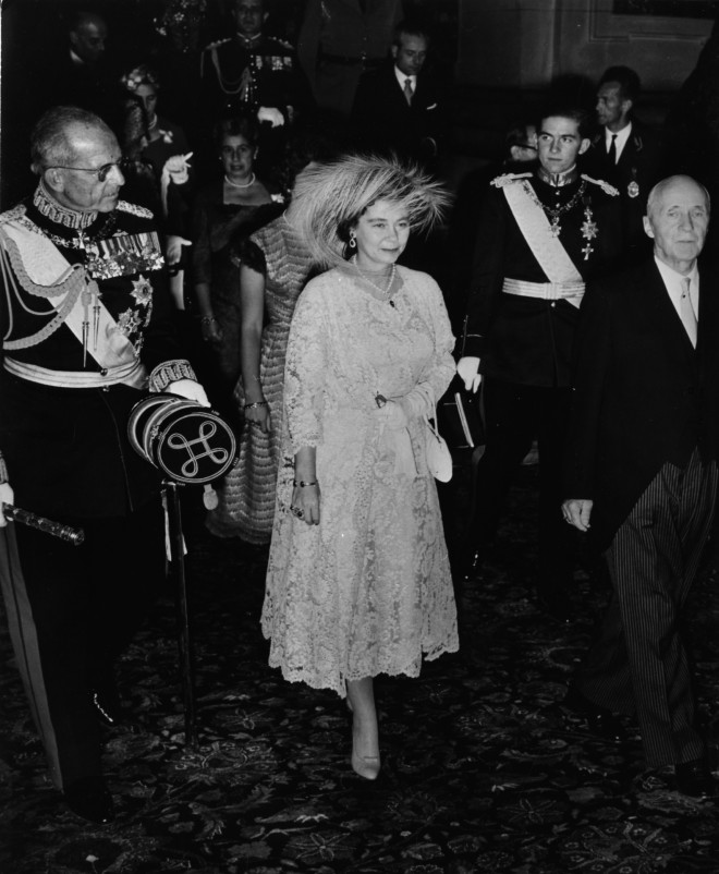 Ο βασιλιάς Παύλος, η βασίλισσα Φρειδερίκη και ο διάδοχος Κωνσταντίνος της Ελλάδας το 1958