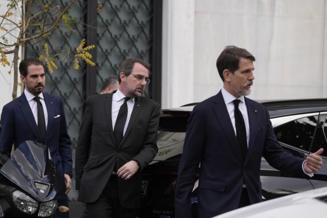 Οι γιοι του τέως βασιλιά Κωνσταντίνου, Παύλος, Νικόλαος και Φίλιππος συναντήθηκαν χθες με τον κ. Γεραπετρίτη για τις λεπτομέρειες της κηδείας - AP