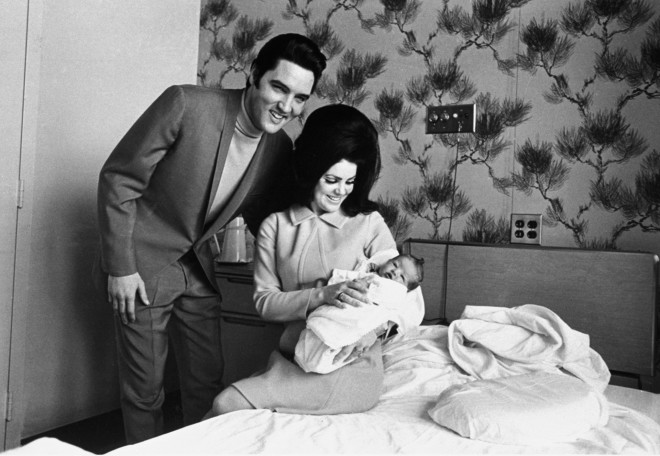 Η γέννηση της Λίζα Μαρί τον Φεβρουάριο του 1968, έφερε απίστευτη χαρά στον Έλβις και την Πρισίλα Πρίσλεϊ