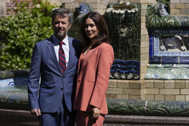 Ο διάδοχος του θρόνου της Δανίας Φρέντερικ με τη σύζυγό του - AP 