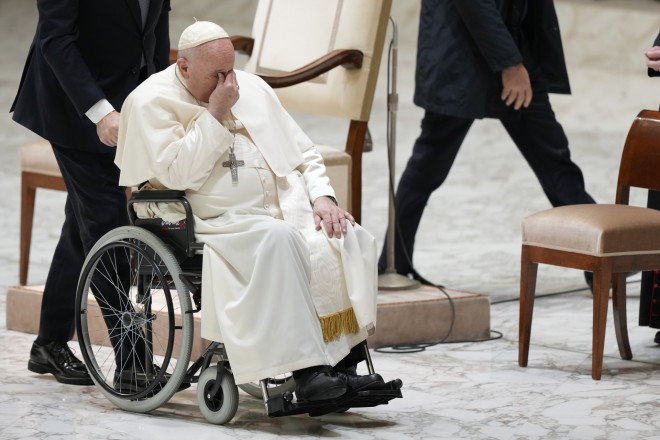Ο πάπας Φραγκίσκος σε καροτσάκι