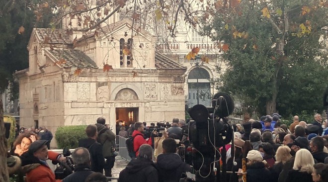 Κηδεία τέως βασιλιά Κωνσταντίνου: Η ουρά είναι μεγάλη από τις 5 το πρωί, με πούλμαν να φτάνουν από όλη την Ελλάδα 