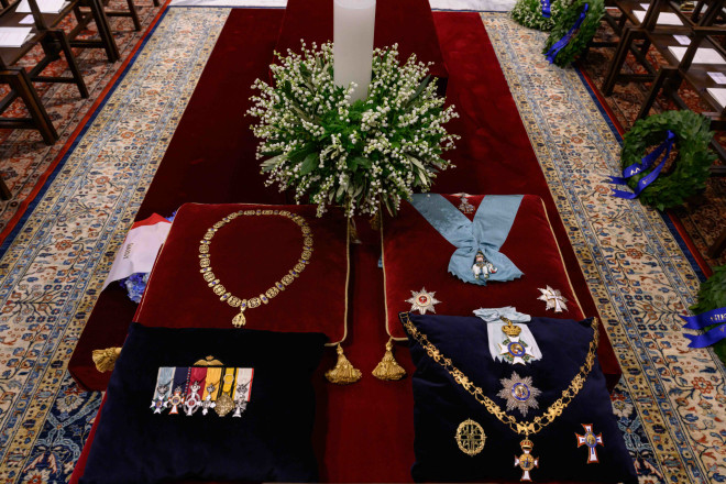 Μπροστά από το φέρετρο  του τέως βασιλιά είναι τοποθετημένα τα παράσημα και το ολυμπιακό μετάλλιο του εκλιπόντος / Eurokinissi - Γιώργος Κονταρίνης