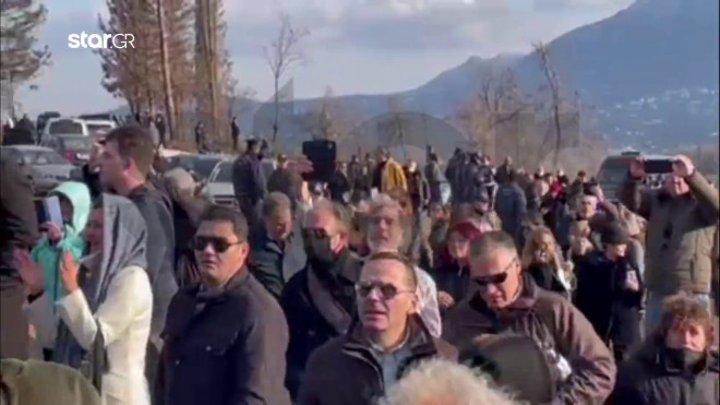 Πλήθος κόσμου στο Τατόι για την ταφή του τέως βασιλιά Κωνσταντίνου