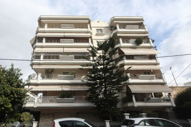 Σε διαμέρισμα δεύτερου ορόφου αυτής της πολυκατοικίας στο Μοσχάτο βρέθηκε απαγχονισμένος ο 50χρονος λογιστής- Eurokinissi