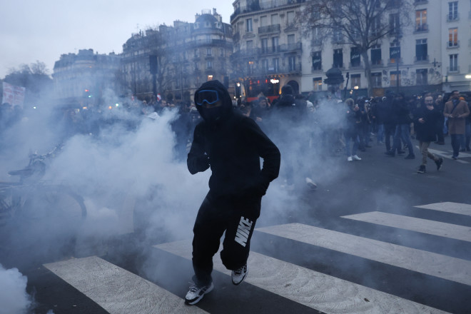 Επεισόδια στο Παρίσι σε διαδηλώσεις για τη συνταξιοδοτική μεταρρύθμιση Μακρόν- ΑΡ