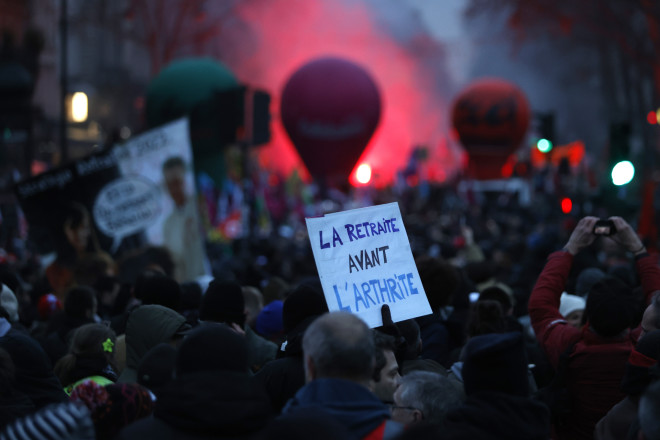 Επεισόδια στο Παρίσι σε διαδηλώσεις για τη συνταξιοδοτική μεταρρύθμιση Μακρόν- ΑΡ