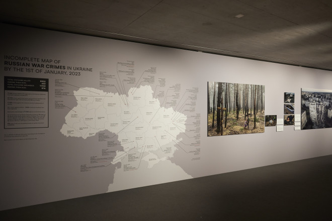 Η έκθεση περιλαμβάνει συγκλονιστικές φωτογραφίες από εγκλήματα πολέμου με θύματα Ουκρανούς αμάχους, αλλά και τοποθεσίες με ομαδικούς τάφους
