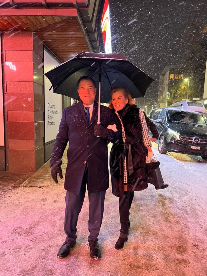 Ο υπουργός Ανάπτυξης Άδωνις Γεωργιάδης με τη σύζυγό του Ευγενία Μανωλίδου στο Νταβός της Ελβετίας / Πηγή: Facebook - Άδωνις Γεωργιάδης