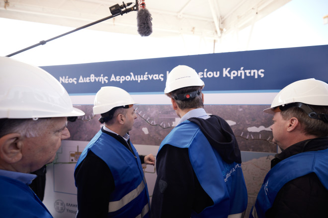 Στο εργοτάξιο του ΒΟΑΚ (Βόρειος Οδικός Άξονας Κρήτης) έκανε την πρώτη του στάση ο Κυριάκος Μητσοτάκης στο πλαίσιο της διήμερης περιοδείας του στην Κρήτη