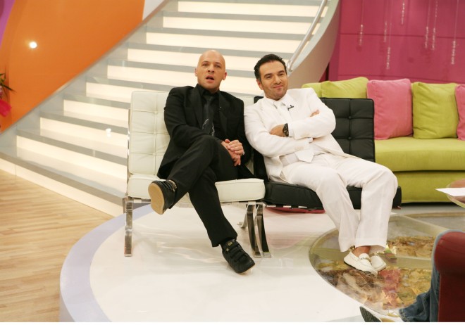 Ο Νίκος Μουτσινάς και ο Γρηγόρης Αρναούτογλου στην έναρξη της εκπομπής Ομορφος κόσμος το πρωί το 2007