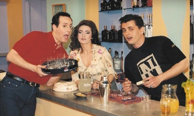 Ο Στέργιος Νένες με τη Μαρία Λεκάκη και τον Χάρη Ρώμα στο «μπαρ» του Κωνσταντίνου & Ελένης