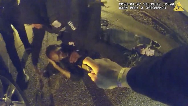 Στα βίντεο που έδωσε η αστυνομία στη δημοσιότητα φαίνονται πέντε αστυνομικοί να ξυλοκοπούν άγρια τον Τάιρ Νίκολς - AP