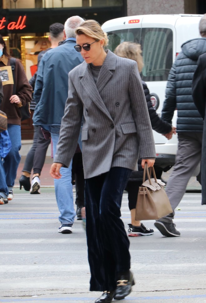 Η Καγιά παραδίδει μαθήματα στιλ! Το look με ριγέ σακάκι & Hermès τσάντα -3