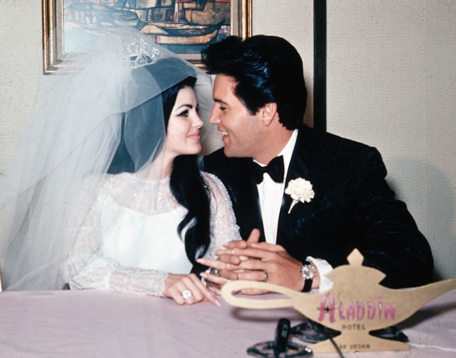 Η Πρισίλα κι ο Έλβις Πρίσλεϊ την ημέρα του γάμου τους, την 1η Μαΐου του 1967