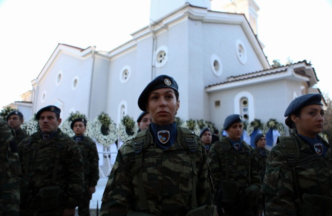 Άγημα της πολεμικής αεροπορίας βρίσκεται έξω από την εκκλησία που γίνεται η κηδεία του Μάριου Τουρούτσικαάριου Το
