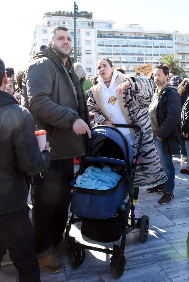 Η Κατερίνα Στικούδη έδωσε το «παρών» στη συγκέντρωση διαμαρτυρίας των ηθοποιών στο Σύνταγμα μαζί με τον Βαγγέλη Σερίφη και τον γιο τους - Φωτογραφίες NDP Photo Agency (5)