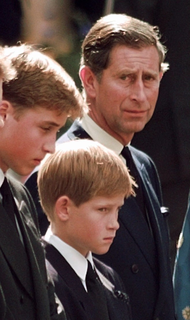 O Kάρολος με τους γιους του, Χάρι και Ουίλιαμ στην κηδεία της Νταϊάνα/ φωτογραφία AP John Gaps III