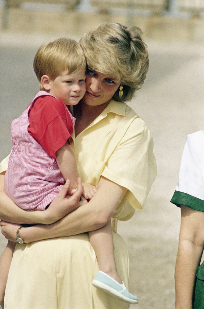 Η αδικοχαμένη πριγκίπισσα Νταϊάνα με τον γιο της, Χάρι το 1987/ φωτογραφία AP